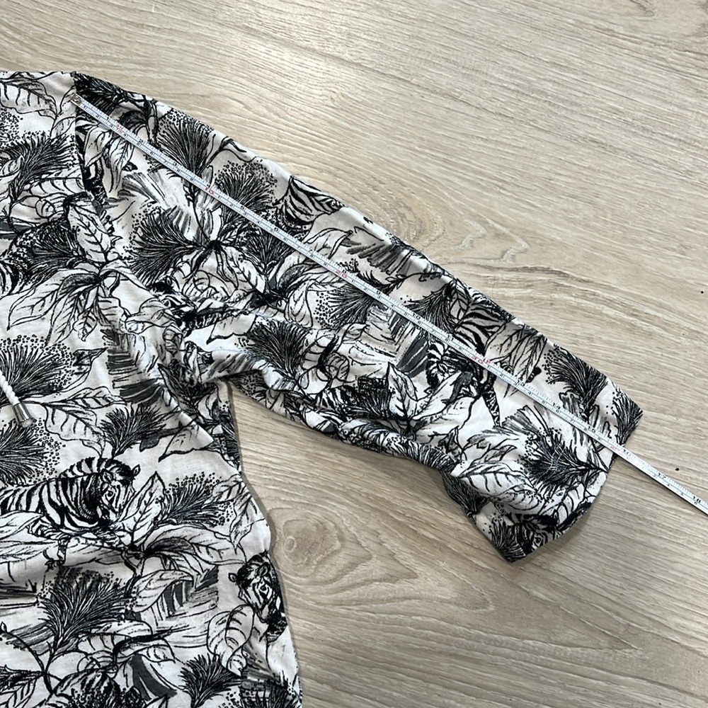 Chico’s Black and White Patterned Top - Picture 6 of 6